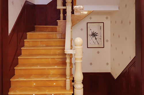 繁昌中式别墅室内汉白玉石楼梯的定制安装装饰效果